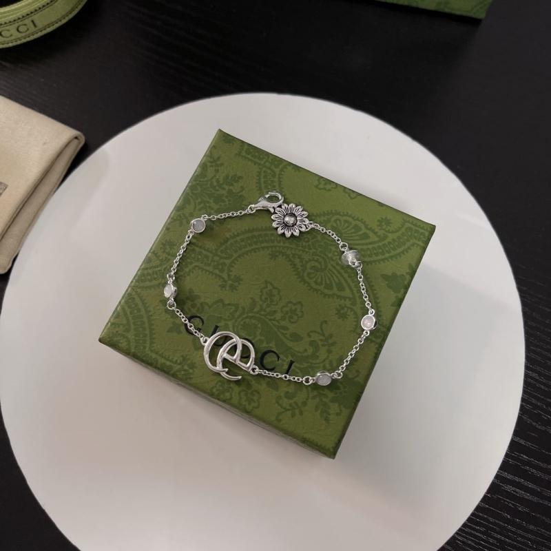 G*u*i bracelets